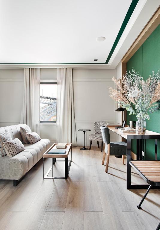 
Superior Double Room with Partial City View and extra bed
