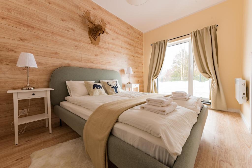Posteľ alebo postele v izbe v ubytovaní White Holiday Domki i Apartamenty