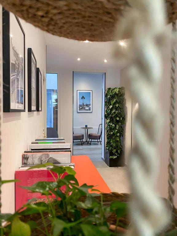Телевизор и/или развлекательный центр в Hôtel de L'Esperance