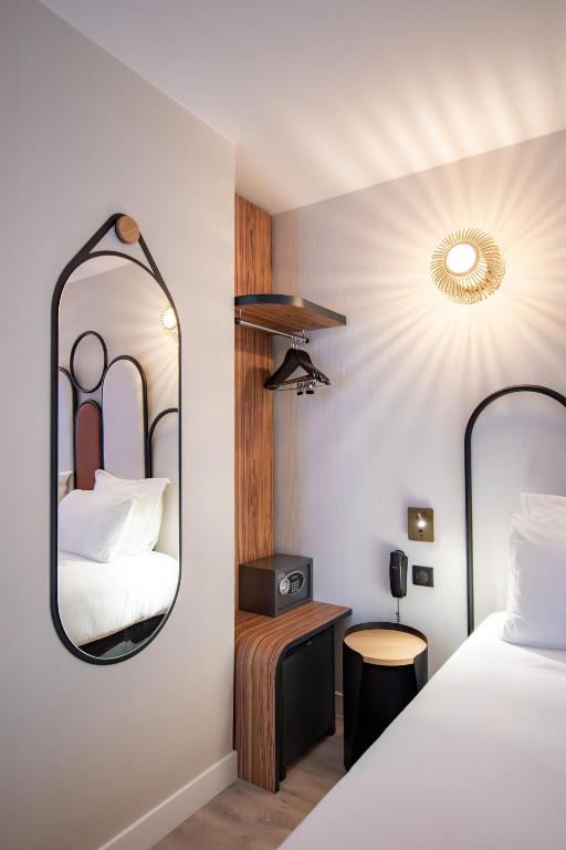 Кровать или кровати в номере Hôtel de L'Esperance