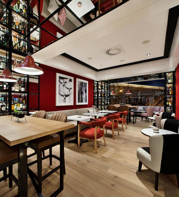 Um restaurante ou outro lugar para comer em Vincci Ponte de Ferro