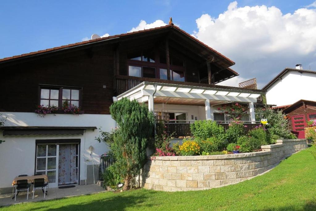 ein Haus auf einem Hügel mit Garten in der Unterkunft Ferienhaus Isolde in Bodenmais