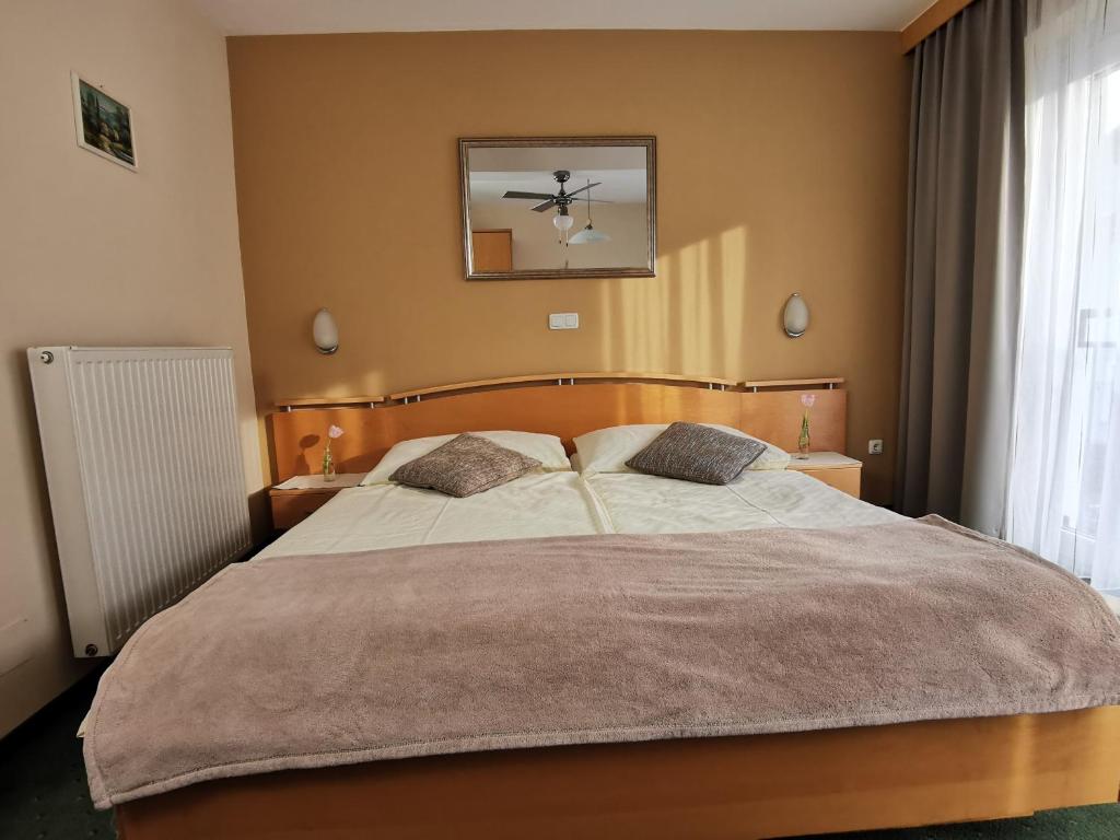 Postel nebo postele na pokoji v ubytování Hotel & Wirtshaus Hödl-Kaplan