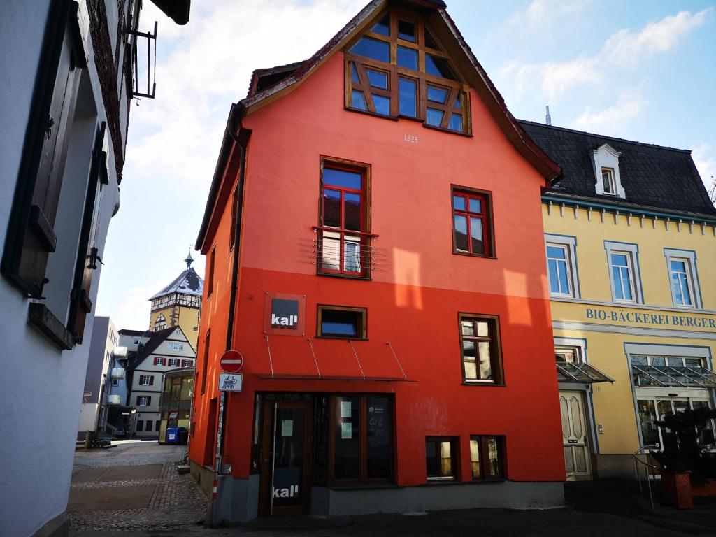 a red building in the middle of a street at charmante Pension zentral in Reutlingen