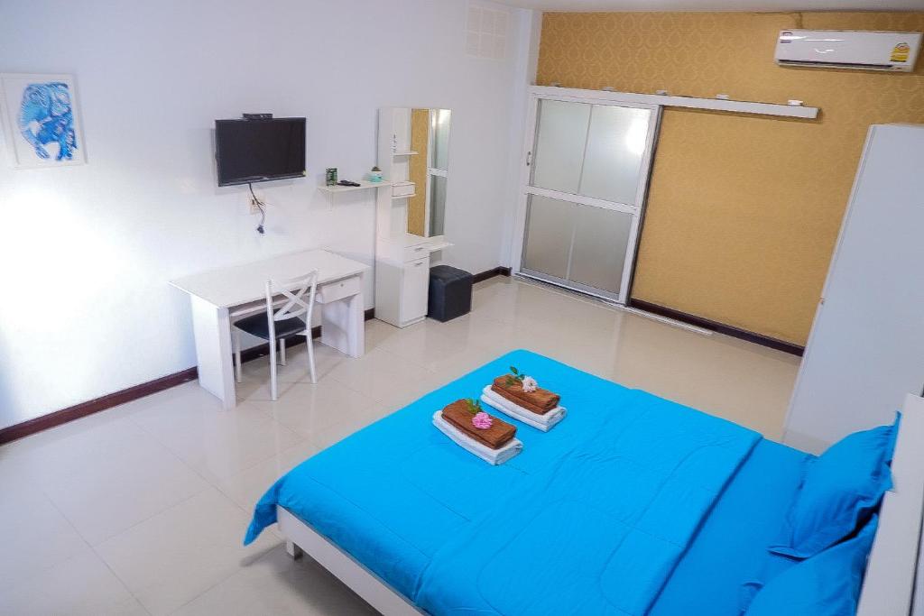 Voodi või voodid majutusasutuse Ruen Aiyara Apartment toas
