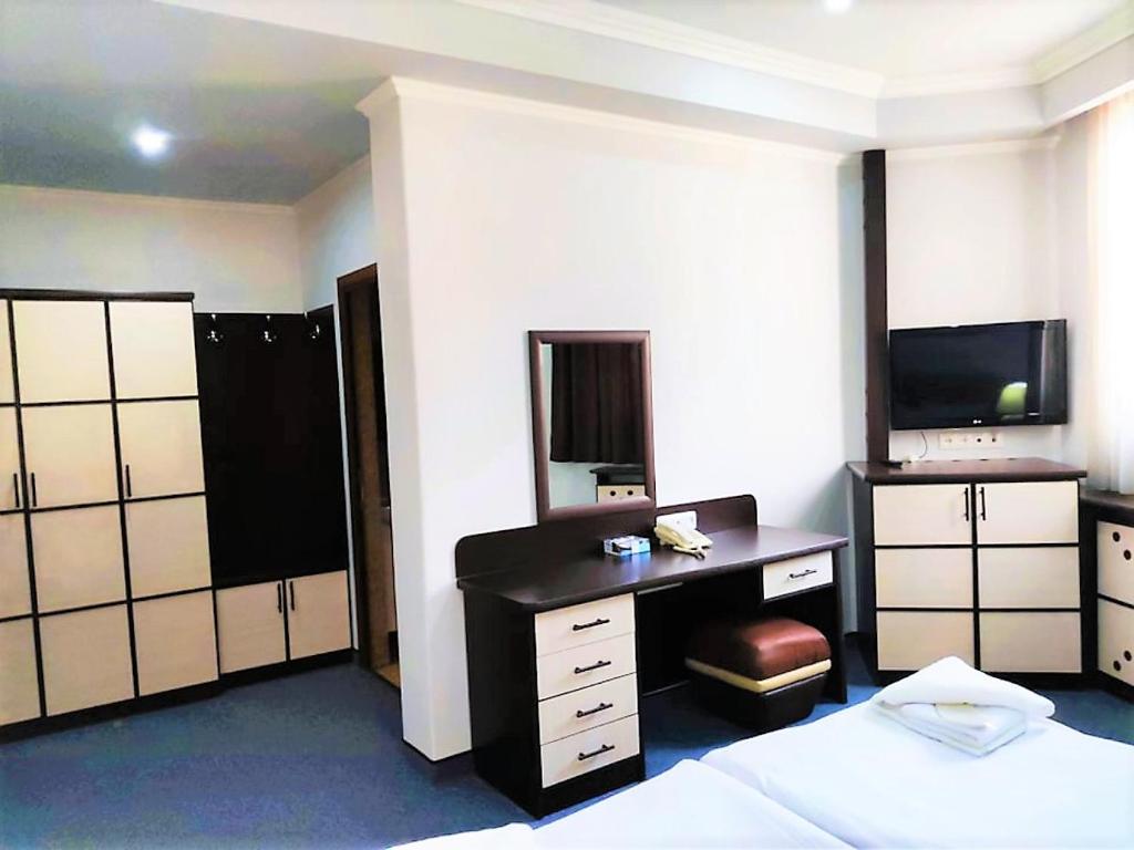TV a/nebo společenská místnost v ubytování DDD Hotel