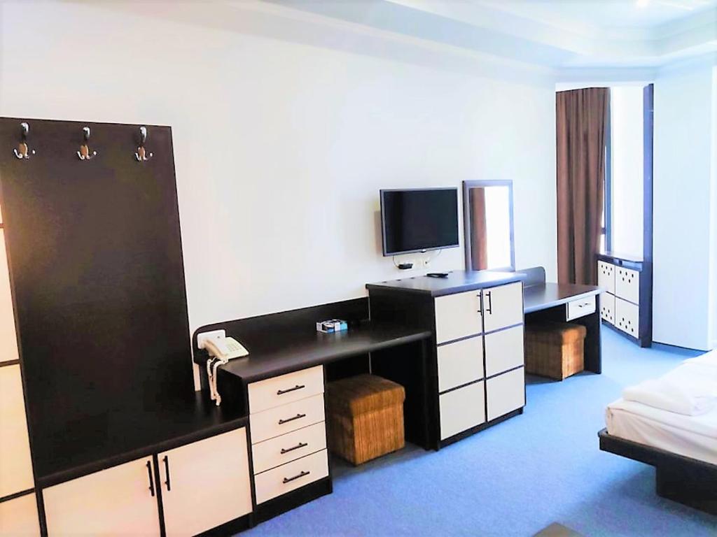 TV a/nebo společenská místnost v ubytování DDD Hotel