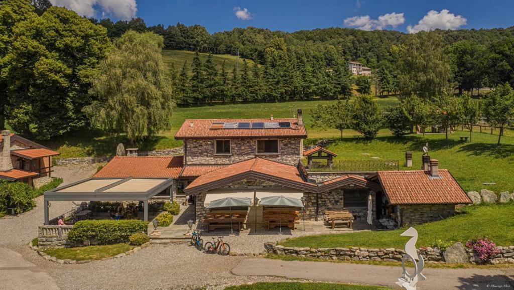 an aerial view of a house with a roof at Agriturismo La Nevera in Lanzo dʼIntelvi