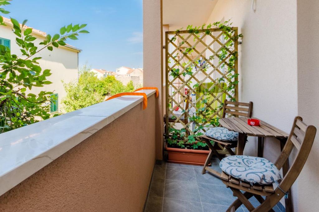 d'un balcon avec une table, des chaises et une clôture. dans l'établissement Apartment Karlo, à Kaštela