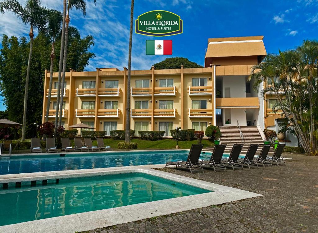 ein Hotel mit einem Pool vor einem Gebäude in der Unterkunft Hotel Villa Florida Córdoba in Córdoba