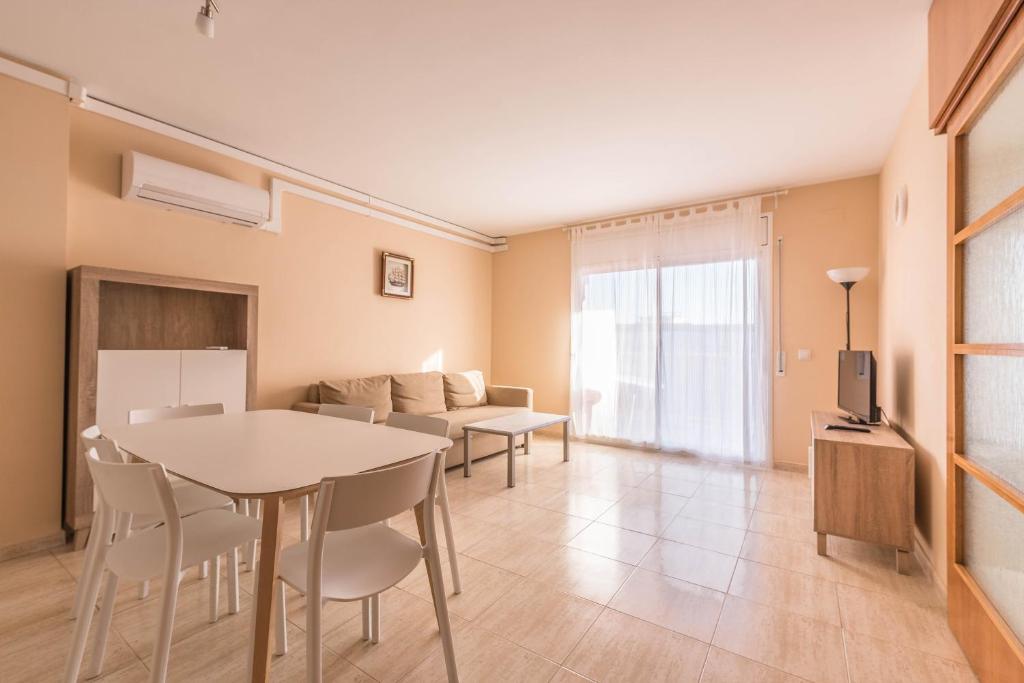 TV a/nebo společenská místnost v ubytování Apartaments Costamar Calafell