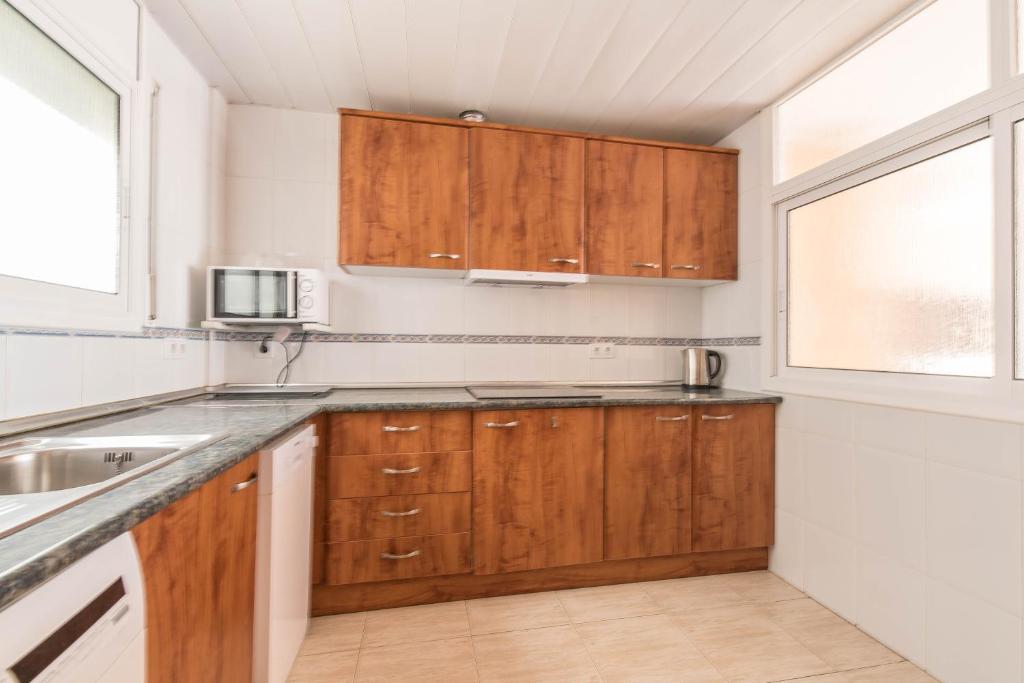 Kuchyň nebo kuchyňský kout v ubytování Apartaments Costamar Calafell