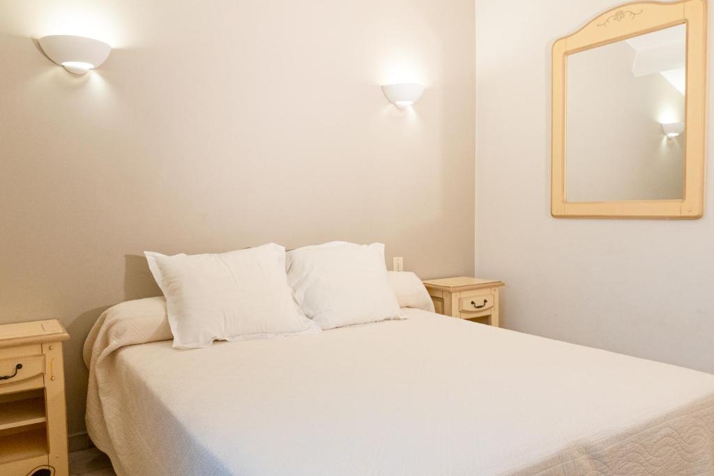 une chambre avec un lit blanc et un miroir dans l'établissement Résidence Marie Diane - Grand Duplex H, à Propriano