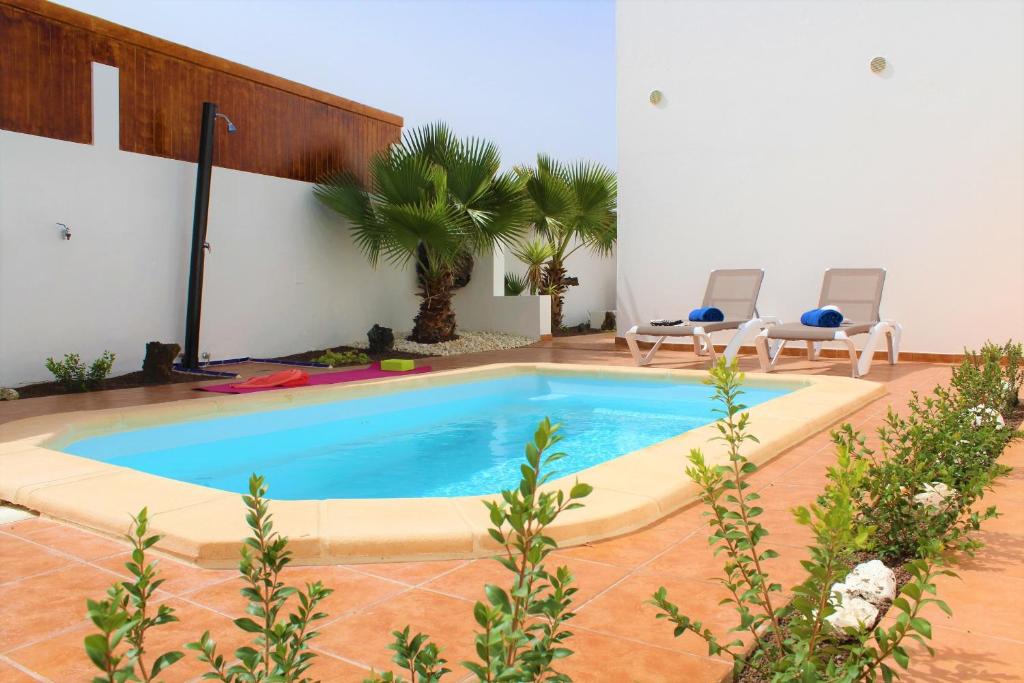 una piscina en medio de una casa en Villa Eesha by Privilege Bay, en La Oliva