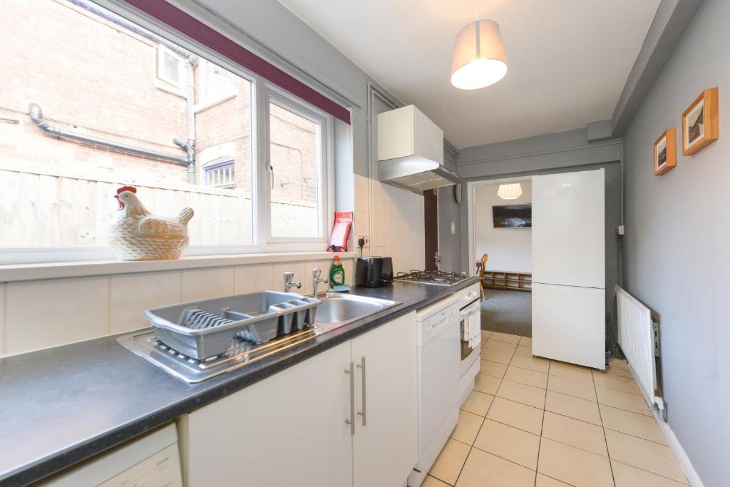 una cocina con fregadero y un pollo en una ventana en Perfect for Contractors! Spacious 5bed house with Parking - Radford en Nottingham