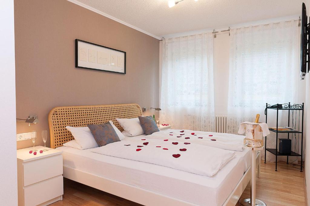 Postel nebo postele na pokoji v ubytování Merker's Hotel & Restaurant Bostalsee
