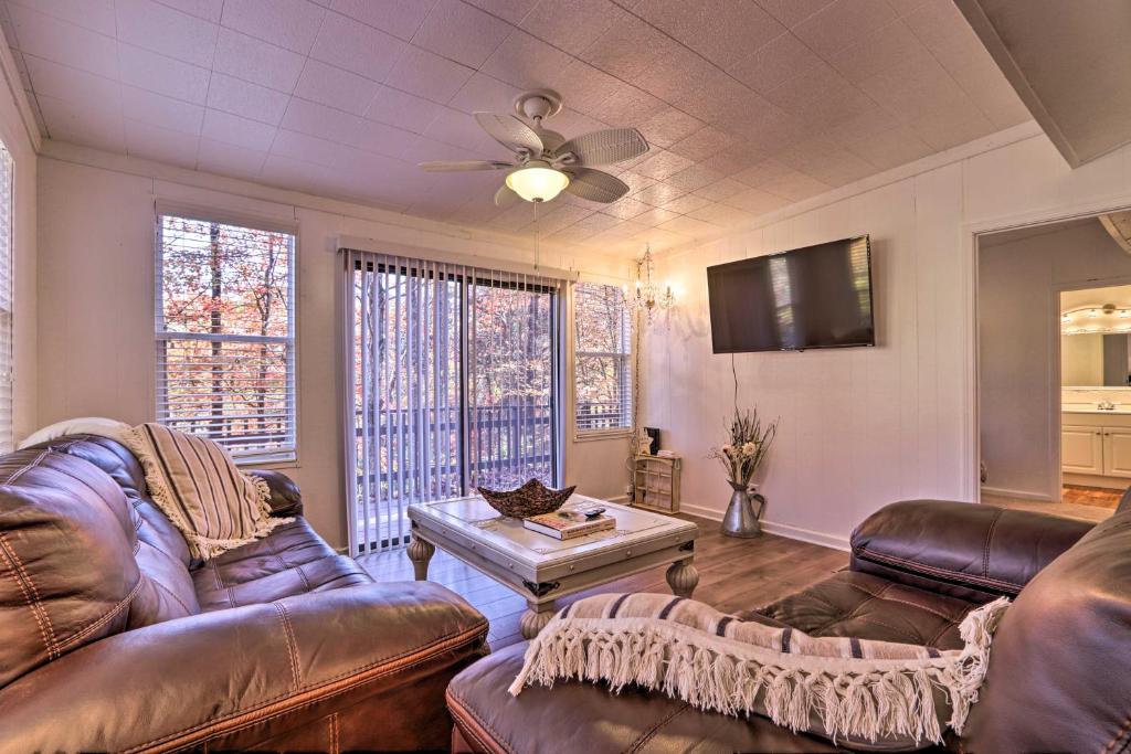 ein Wohnzimmer mit Ledermöbeln und einem Deckenventilator in der Unterkunft Cozy Cottage 14 Mi to Smoky Mountain Natl Park! in Sevierville