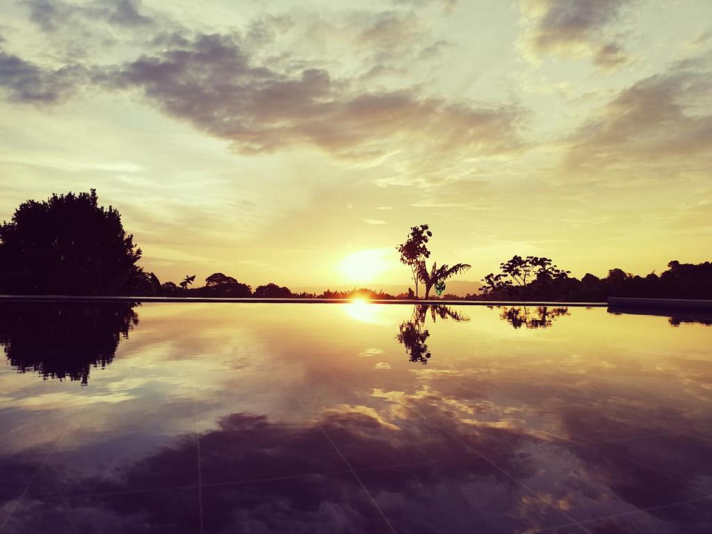 una puesta de sol sobre un gran cuerpo de agua en Tukawa Hotel, en Filandia