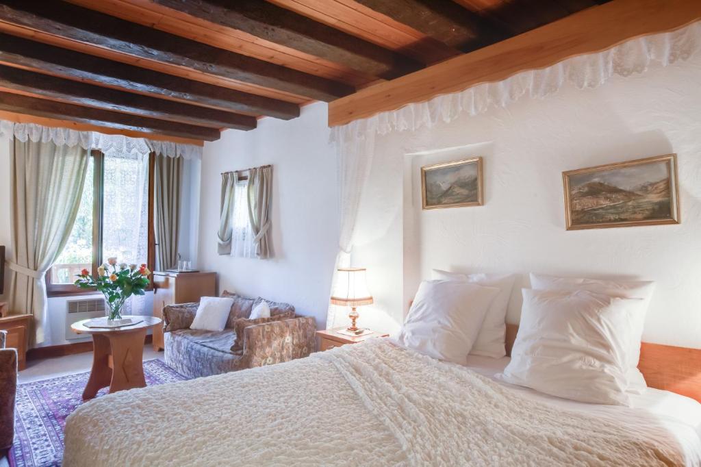 L'Auberge du Choucas - Double Room South - First Floor