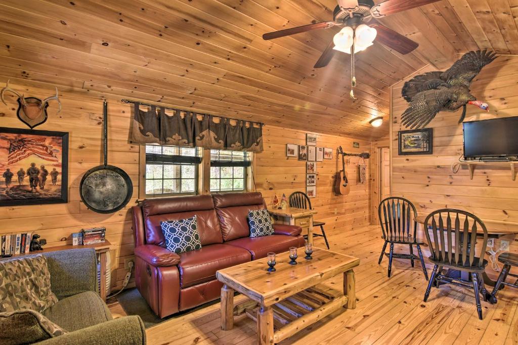 Posezení v ubytování Parsons Semper Fi Cabin with Fire Pit!