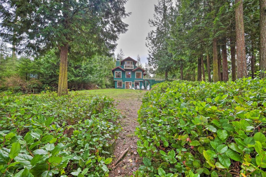 Zahrada ubytování Lopez Island Hideaway with Coastal Views and Deck!