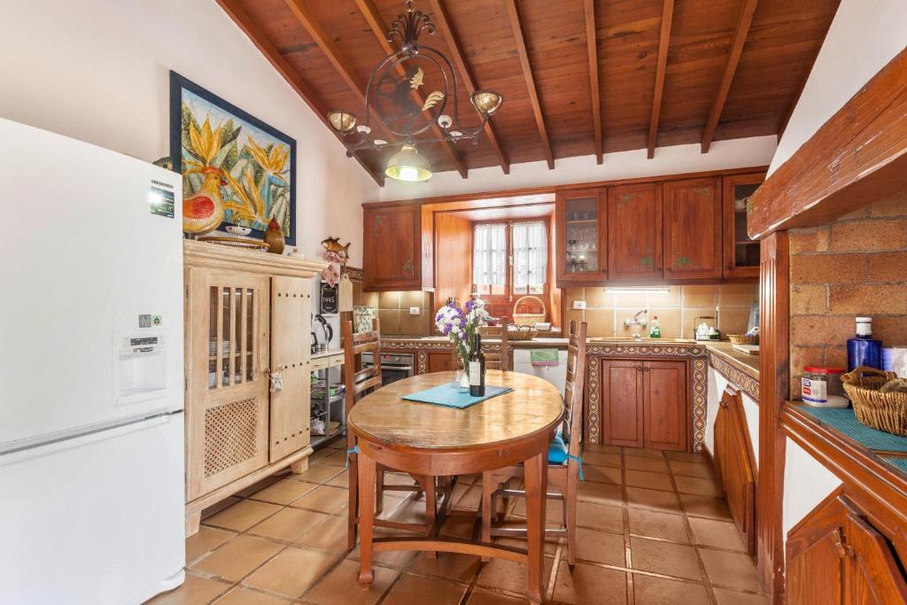 Kuchyň nebo kuchyňský kout v ubytování Finca Los Viñedos Casa Rural
