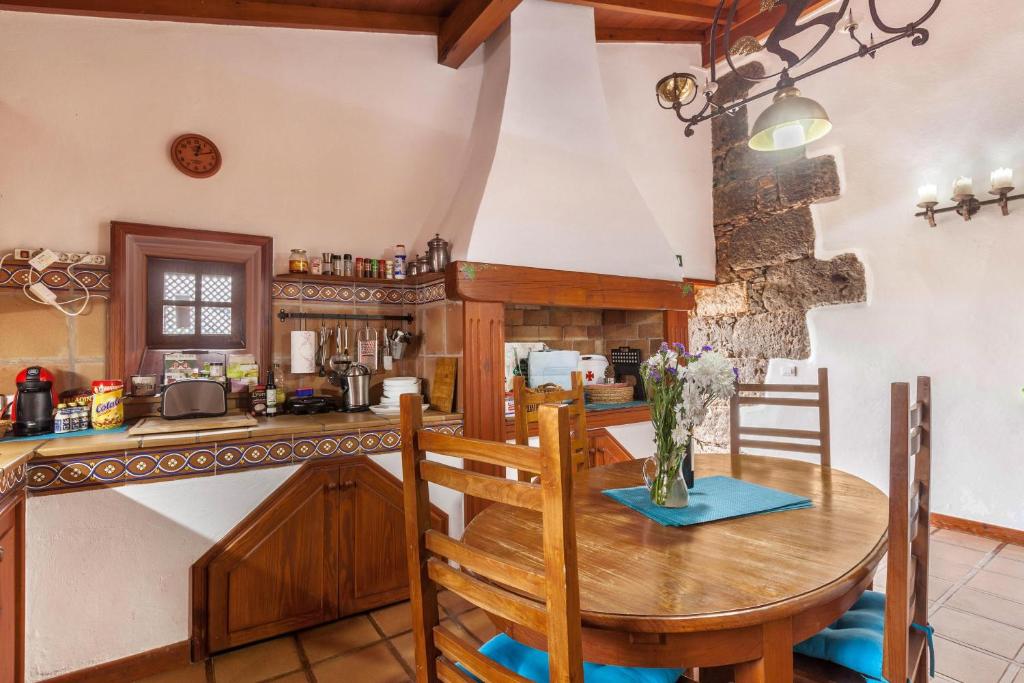 Kuchyň nebo kuchyňský kout v ubytování Finca Los Viñedos Casa Rural