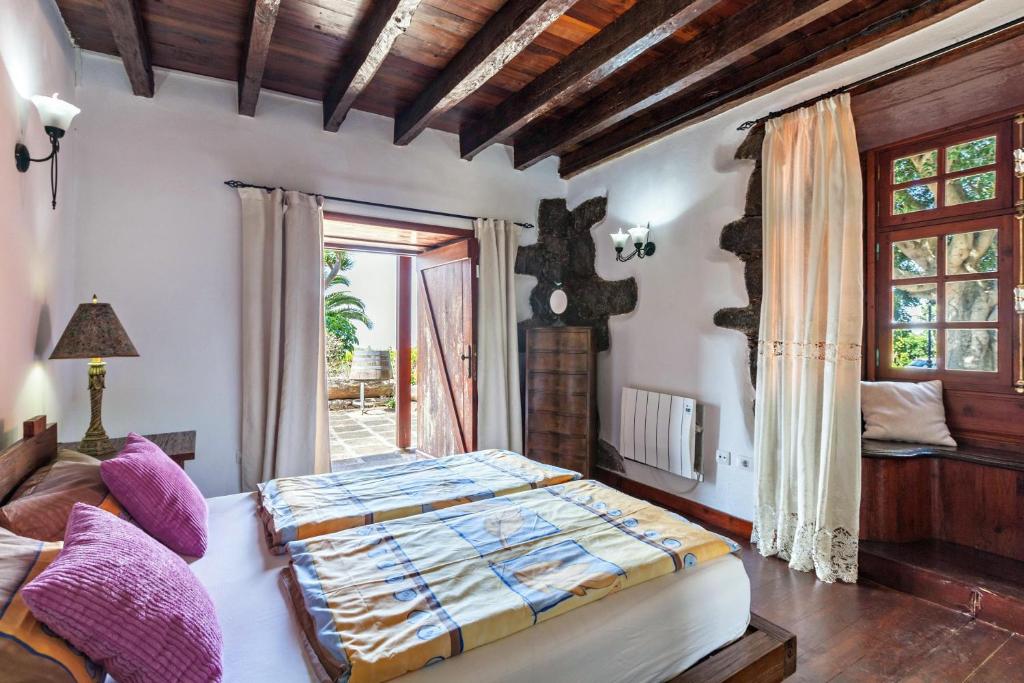 Postel nebo postele na pokoji v ubytování Finca Los Viñedos Casa Rural