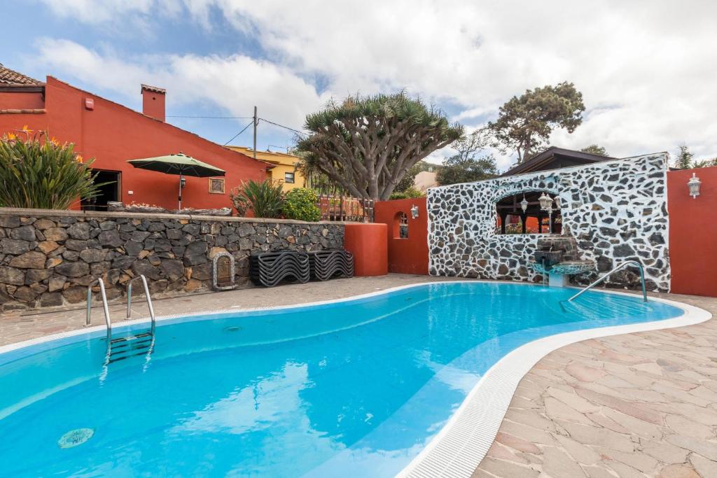 una piscina di fronte a una casa di Finca Los Viñedos Casa Rural a Tacoronte