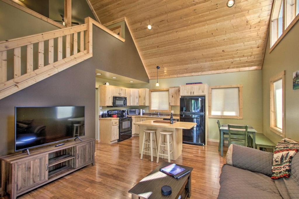 ein großes Wohnzimmer mit einem Sofa und einer Küche in der Unterkunft Cozy Hikers Getaway, 5 Mi to Mt Rainier Natl Park in Ashford