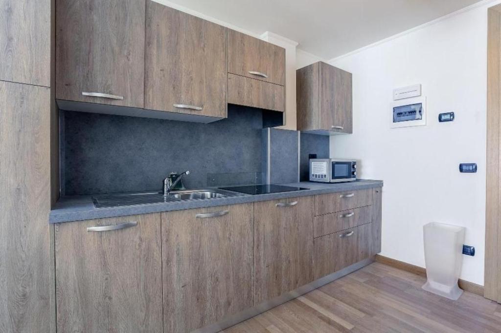 Kuchnia lub aneks kuchenny w obiekcie Gressoney Saint-Jean apartments by Halldis