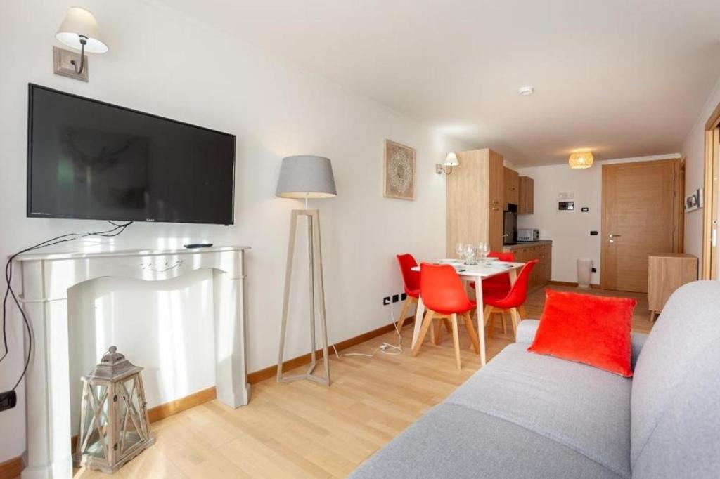 Telewizja i/lub zestaw kina domowego w obiekcie Gressoney Saint-Jean apartments by Halldis