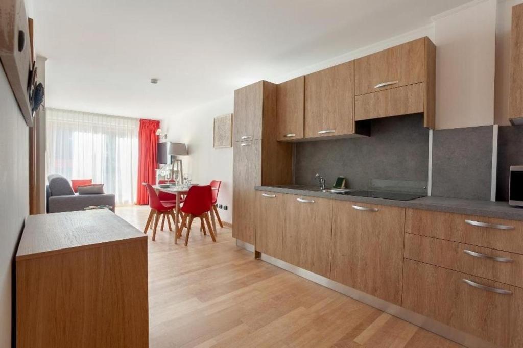 Kuchnia lub aneks kuchenny w obiekcie Gressoney Saint-Jean apartments by Halldis