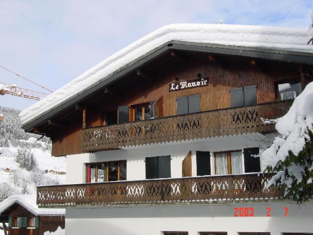 a building with snow on top of it at Manoir 4 in Les Gets