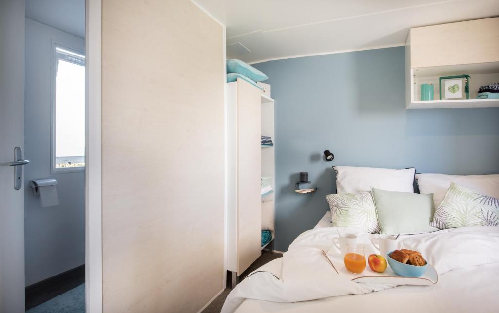 Postel nebo postele na pokoji v ubytování Vakantiepark duinzicht