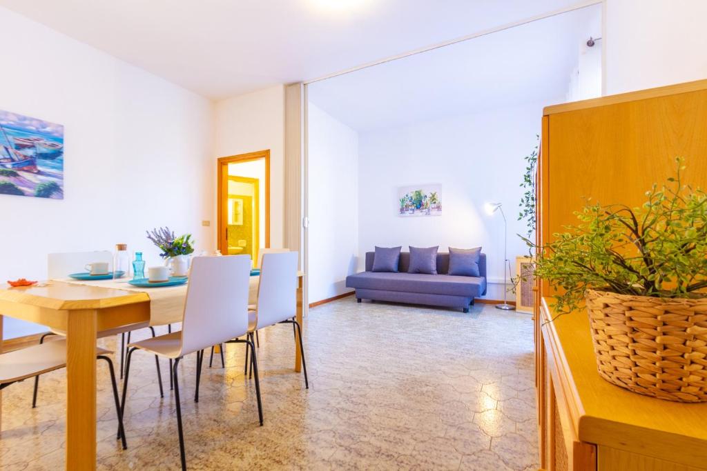 ein Esszimmer und ein Wohnzimmer mit einem Tisch und Stühlen in der Unterkunft Appartamento La Poesia Trilo - MyHo Casa in Tortoreto Lido