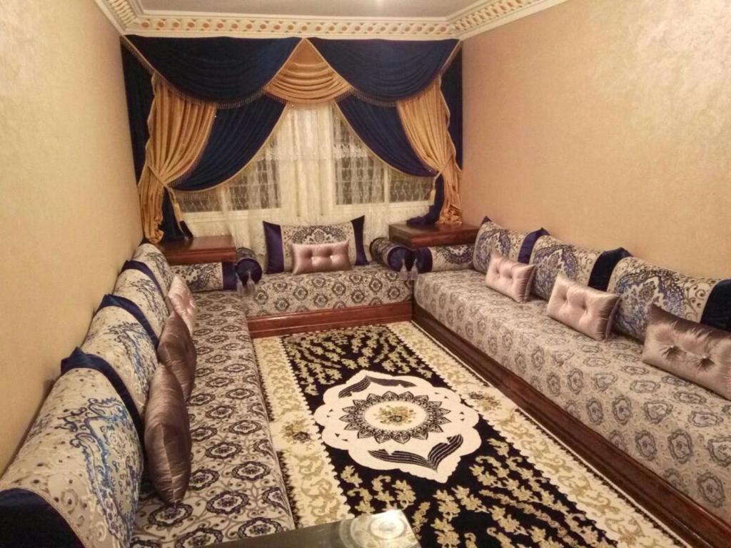 - un salon avec un canapé et une fenêtre dans l'établissement Residence Bassatine, à Temara