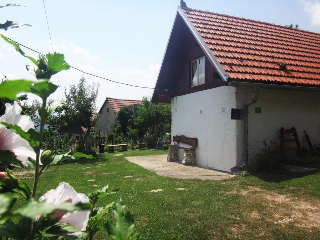 dom z czerwonym dachem i dziedzińcem w obiekcie smještaj Mala Zidanica w mieście Tomaševci