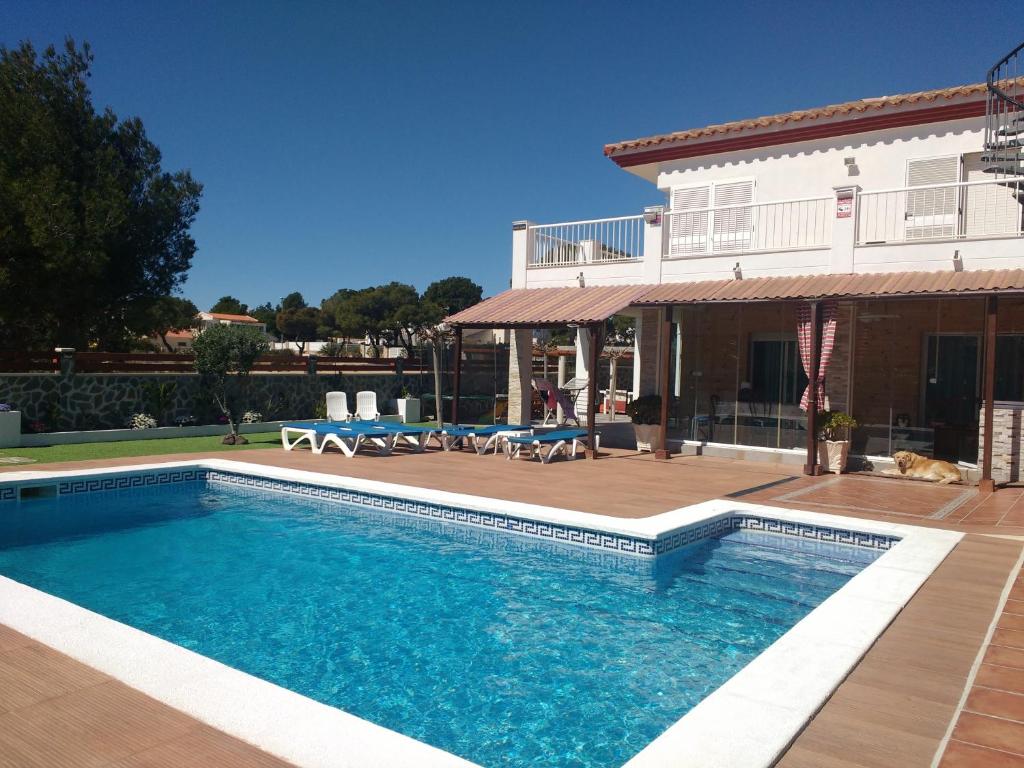 The swimming pool at or close to CAL53