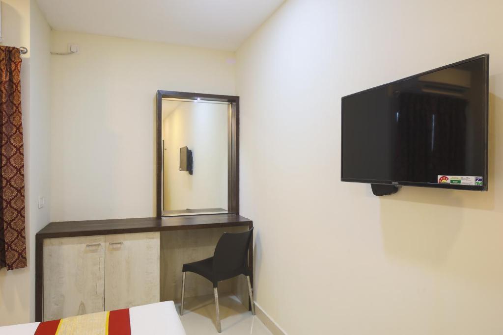 TV a/nebo společenská místnost v ubytování Balaji residency