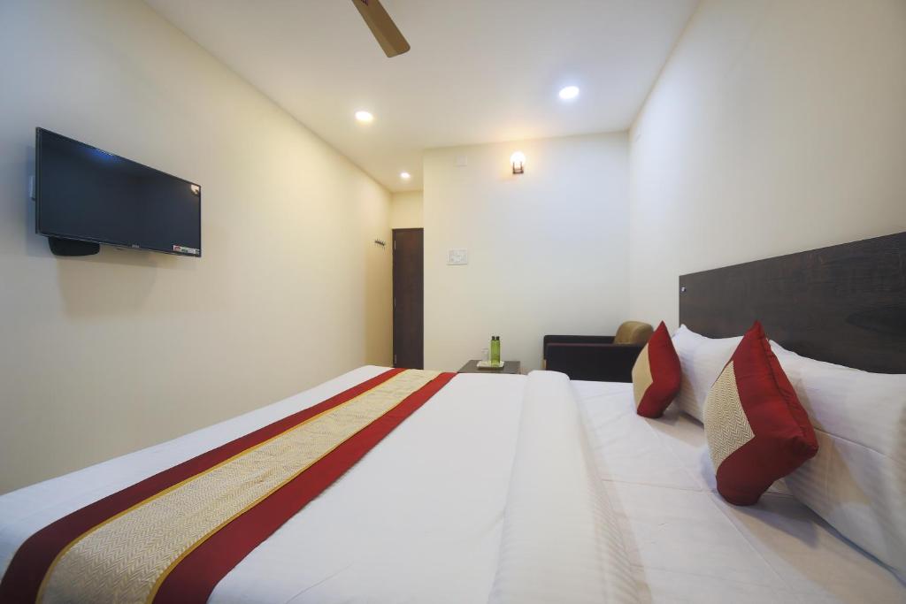 Postel nebo postele na pokoji v ubytování Balaji residency