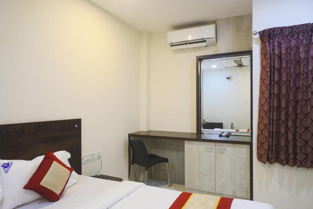 Postel nebo postele na pokoji v ubytování Balaji residency