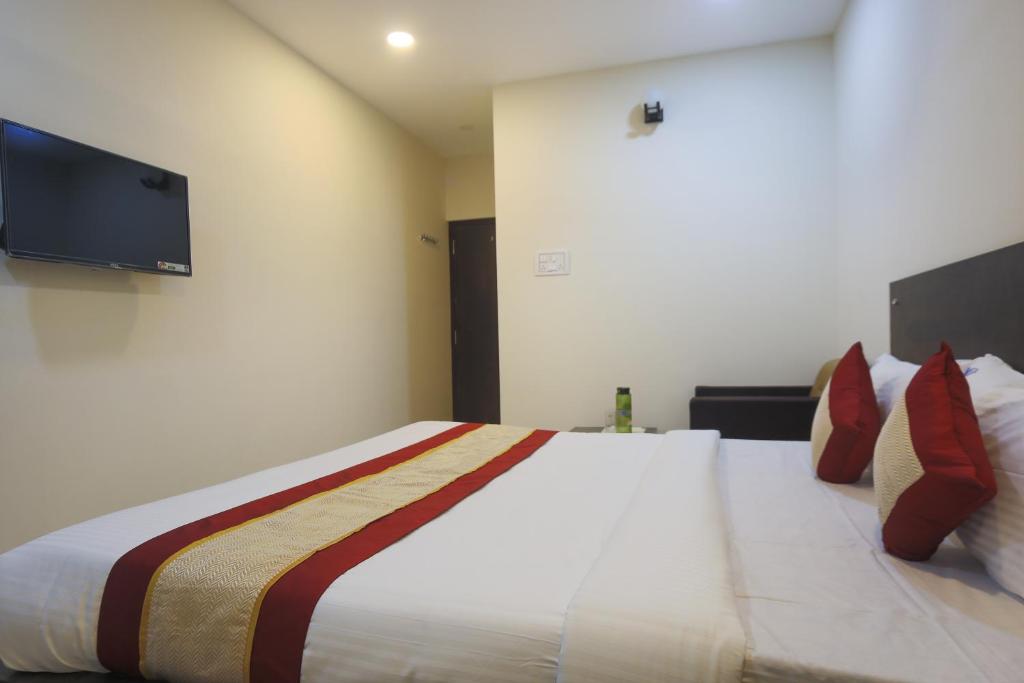 Postel nebo postele na pokoji v ubytování Balaji residency