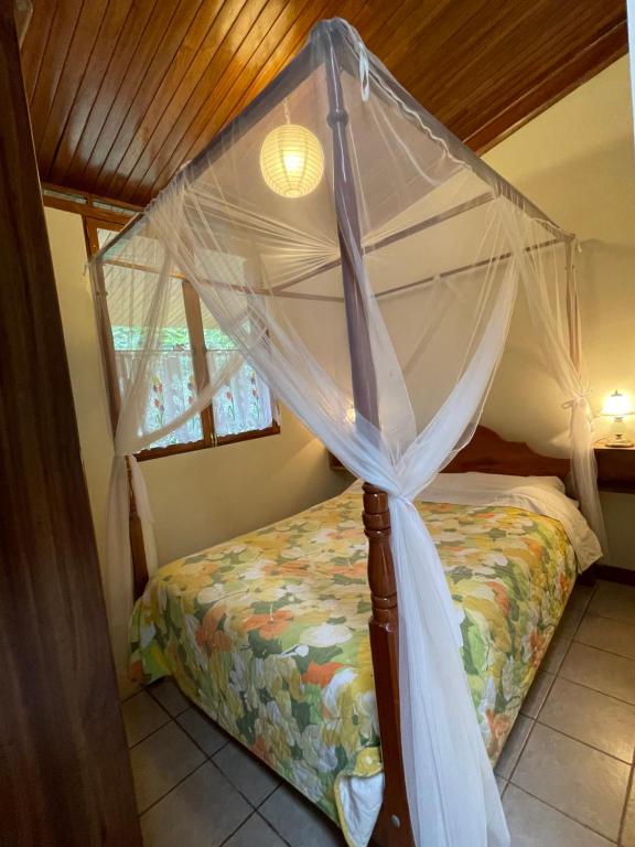 Postel nebo postele na pokoji v ubytování Finca Isla Rainforest Retreat