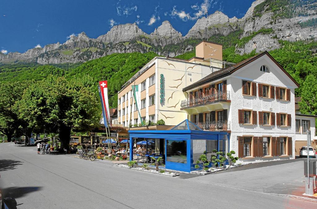 Nespecifikovaný výhled na hory nebo výhled na hory při pohledu z hotelu