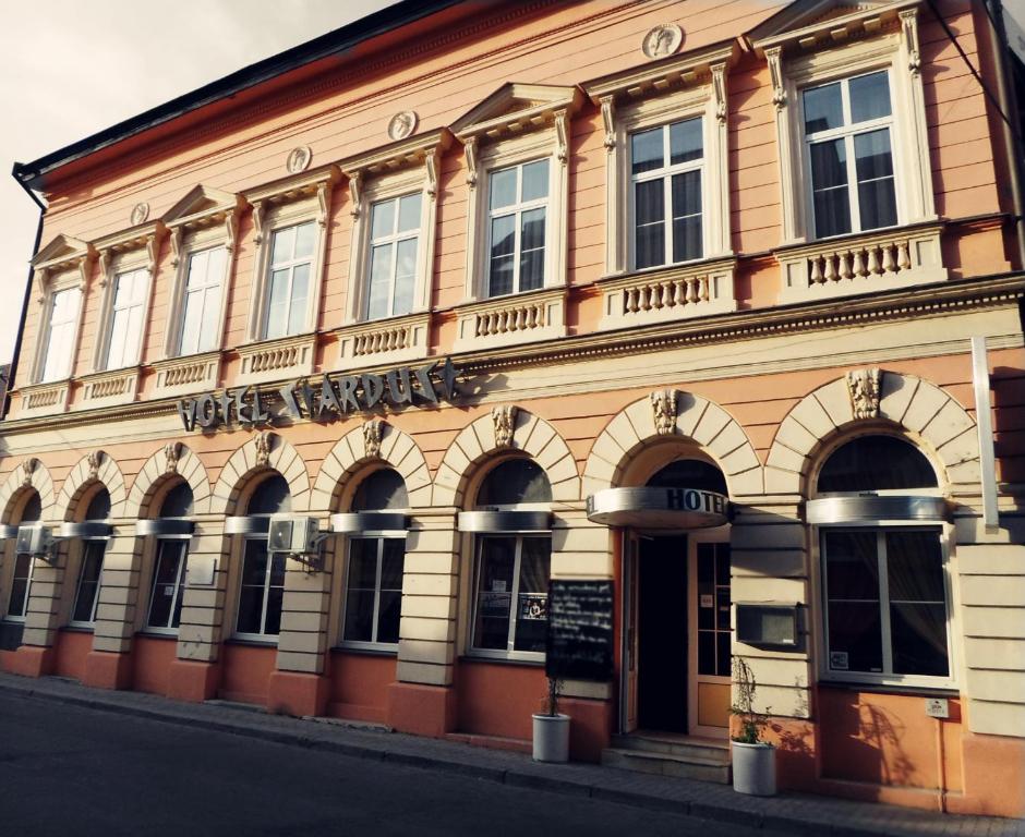 un edificio al lado de una calle en Hotel Stardust, en Nové Zámky