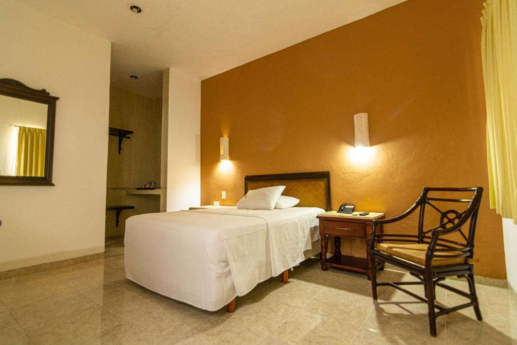 Postel nebo postele na pokoji v ubytování Hotel María Jose