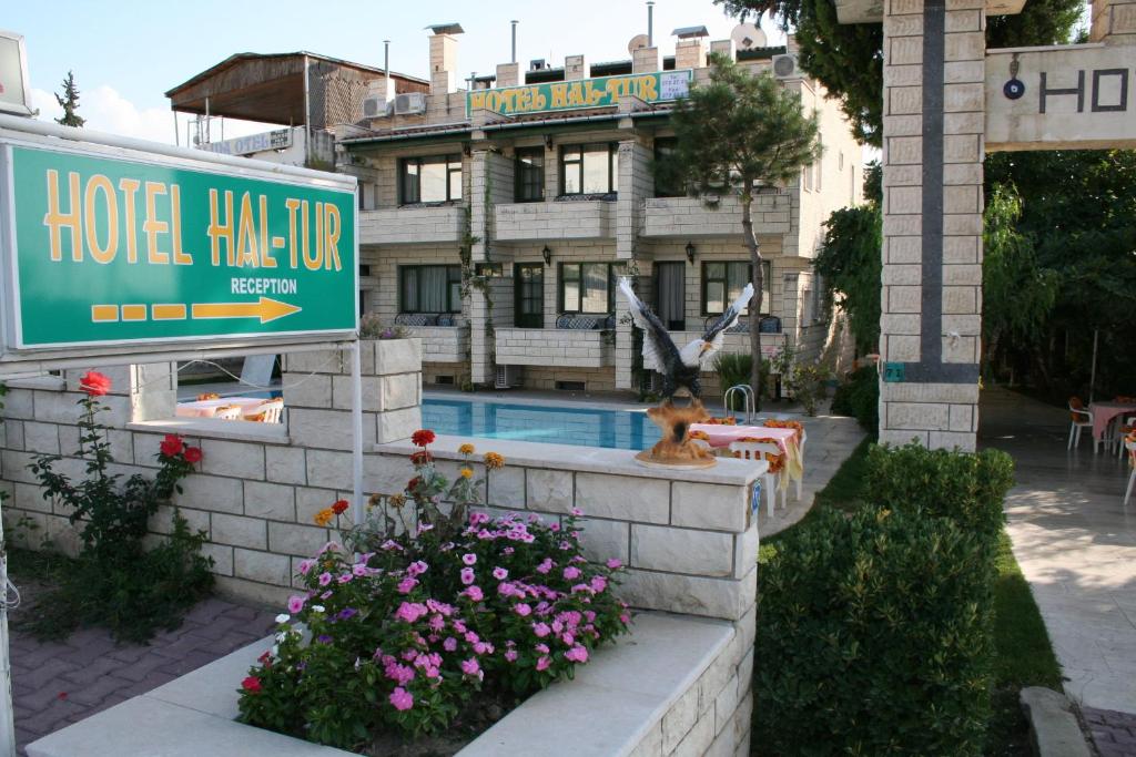 Bazén v ubytování Hotel HAL-TUR nebo v jeho okolí