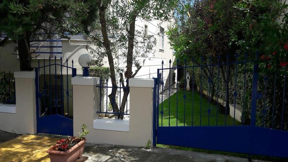 奈爾佩拉莫栩的住宿－Ideal Family House，房子前面的蓝色门