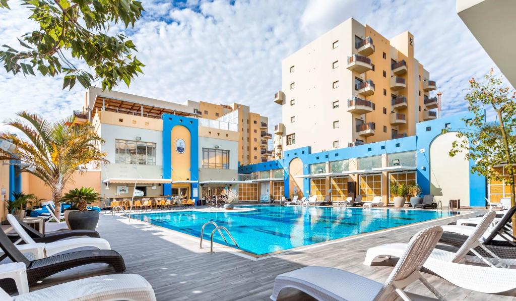 una imagen de la piscina del hotel en Almogim Suites Eilat en Eilat